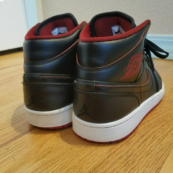 Jordan 1 Retro Mid Black/Red/White - Picture 5 of 7